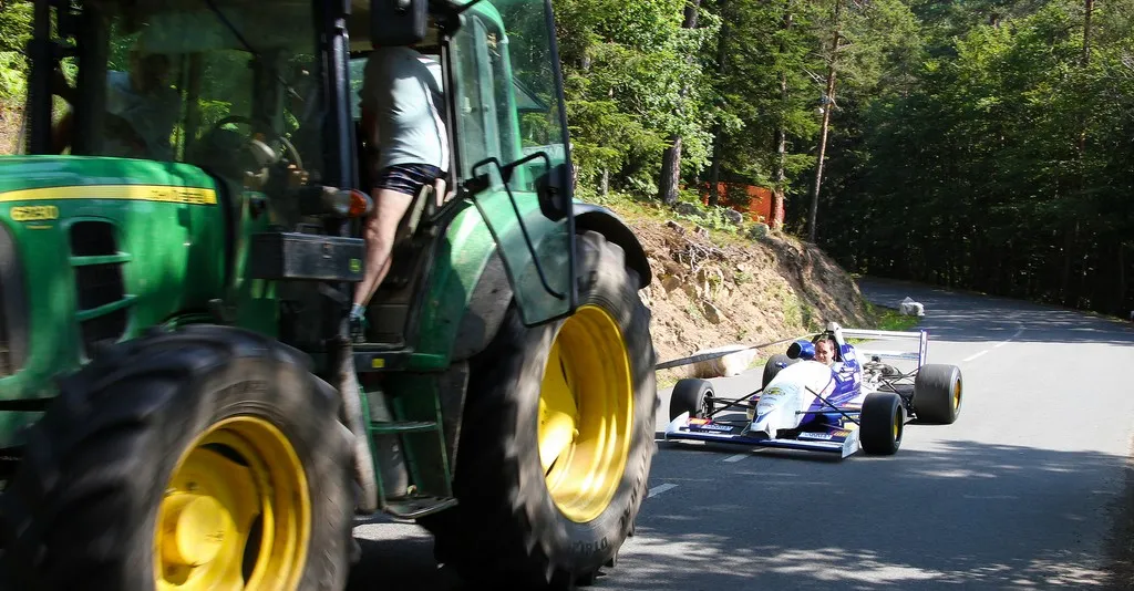course de cote, remorquage d'une voiture "en carafe".