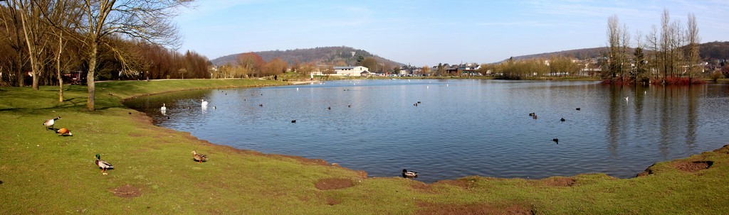 photo panoramique sur lac artificiel.