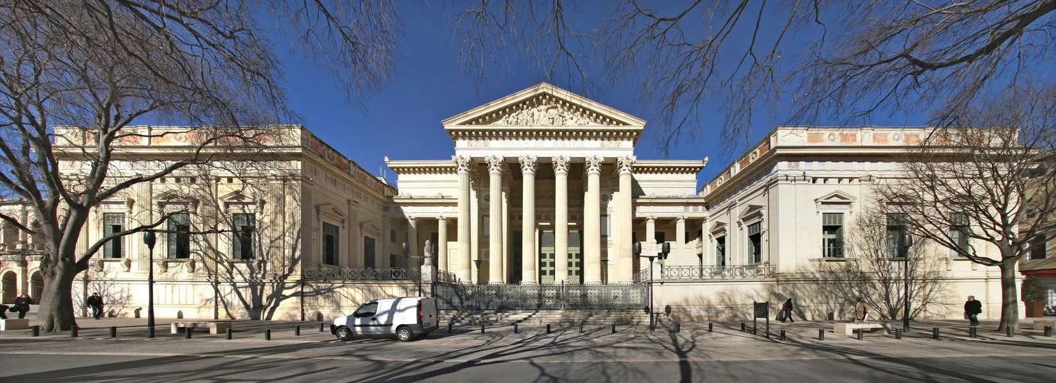 nimes, le palais de justice, panoramique.